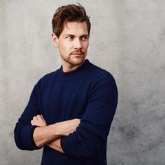 Deal News: Ein Mann trägt einen einen klassischen, dunkelblauen Rundhalspullover