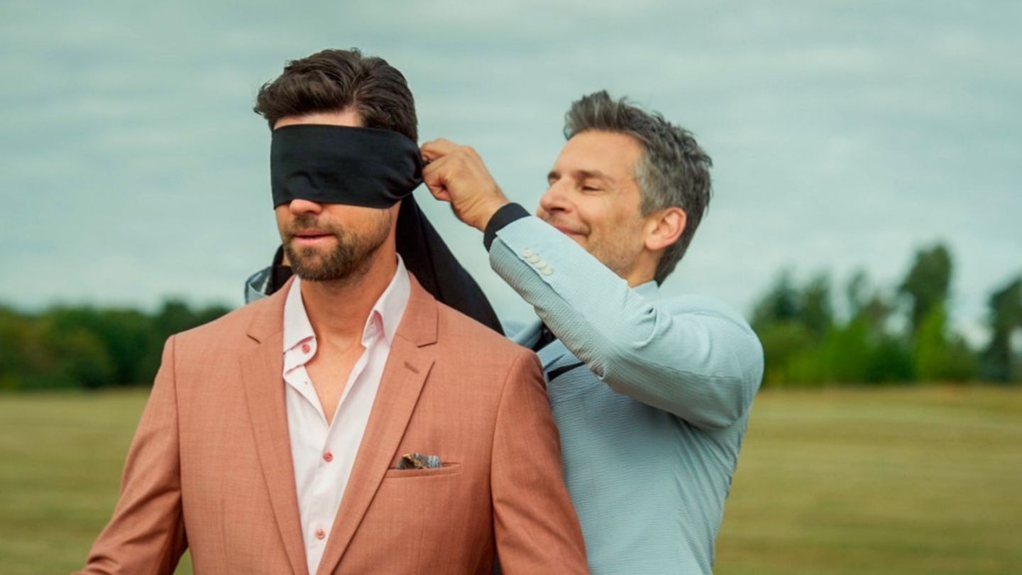 "Rote Rosen": Richard (r.) hat eine Überraschung für Julius.