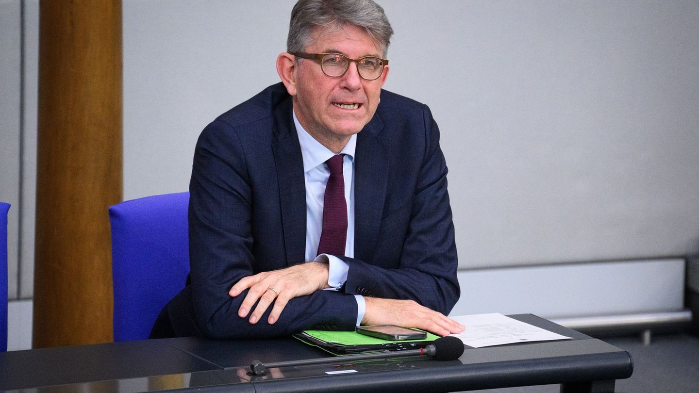 Kulturstaatsminister Wolfram Weimer findet seine Entscheidung zum Ausschluss dreier Buchläden vom Deutschen Buchhandlungspreis r