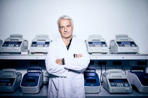 "Es ist eine Fleißarbeit", sagt der Molekularbiologe Harald Schneider. Foto: Jonas Ratermann/Hessisches Landeskriminalamt /dpa