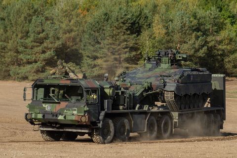 Ein Schwerlasttransporter vom Typ "Elefant" brannte. (Symbolbild) Foto: Philipp Schulze/dpa