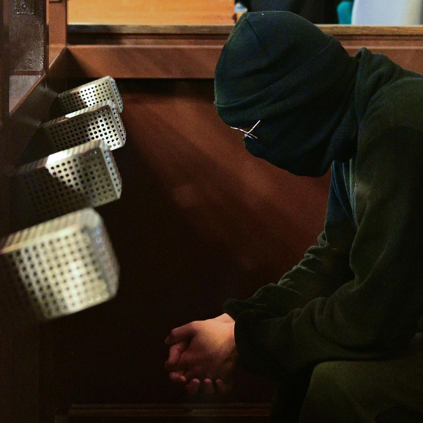 Der Angeklagte im Prozess um die Messerattacke am Holocaust-Mahnmal in Berlin sitzt im Saal des Kriminalgerichts Moabit