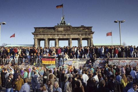 Direkte Demokratie mit den Füßen: Demonstranten auf der Berliner Mauer im November 1989