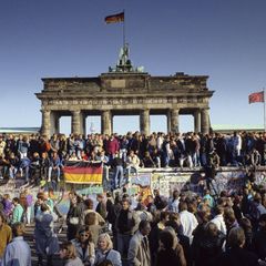 Direkte Demokratie mit den Füßen: Demonstranten auf der Berliner Mauer im November 1989