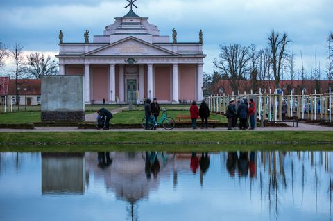 In der Stadtkirche Ludwigslust aus dem 18. Jahrhundert soll das 350 Quadratmeter große Altargemälde auf Papiermaché mit Hilfe vo