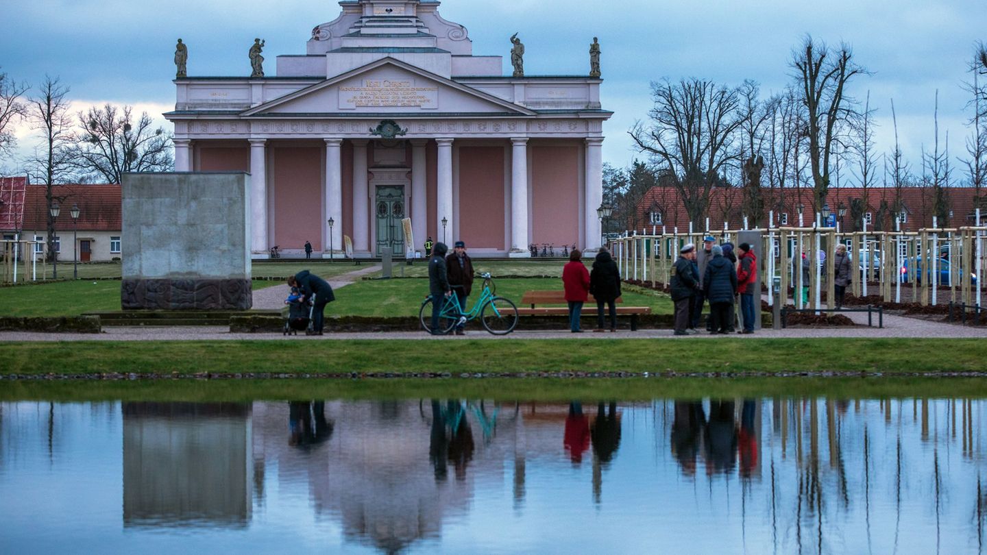 In der Stadtkirche Ludwigslust aus dem 18. Jahrhundert soll das 350 Quadratmeter große Altargemälde auf Papiermaché mit Hilfe vo