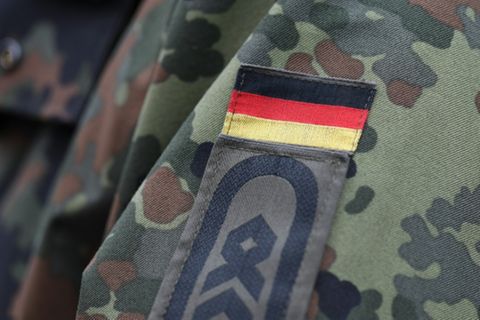 Bundeswehrsoldat mit Flagge an Uniform