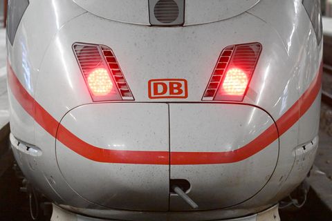 Fernzüge blieben wegen der Streckensperrung teils zunächst im Münchener Hauptbahnhof stehen. (Symbolbild) Foto: Felix Hörhager/d