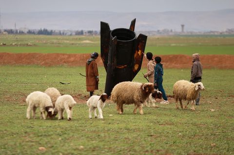 Hirtenjungen im syrischen Qamishli begutachten eine iranische Rakete