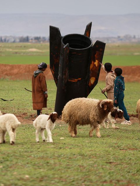 Hirtenjungen im syrischen Qamishli begutachten eine iranische Rakete