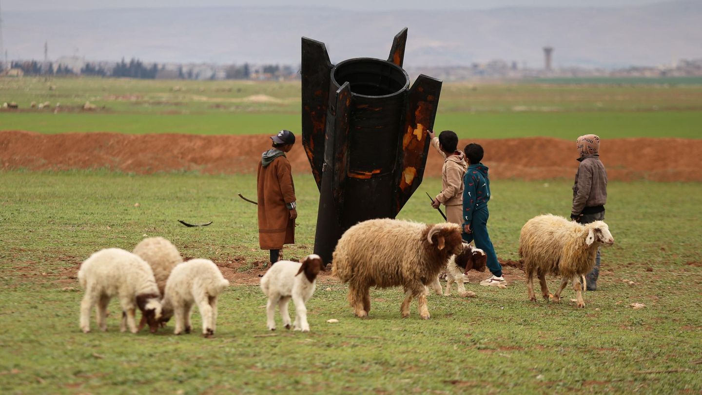 Hirtenjungen im syrischen Qamishli begutachten eine iranische Rakete