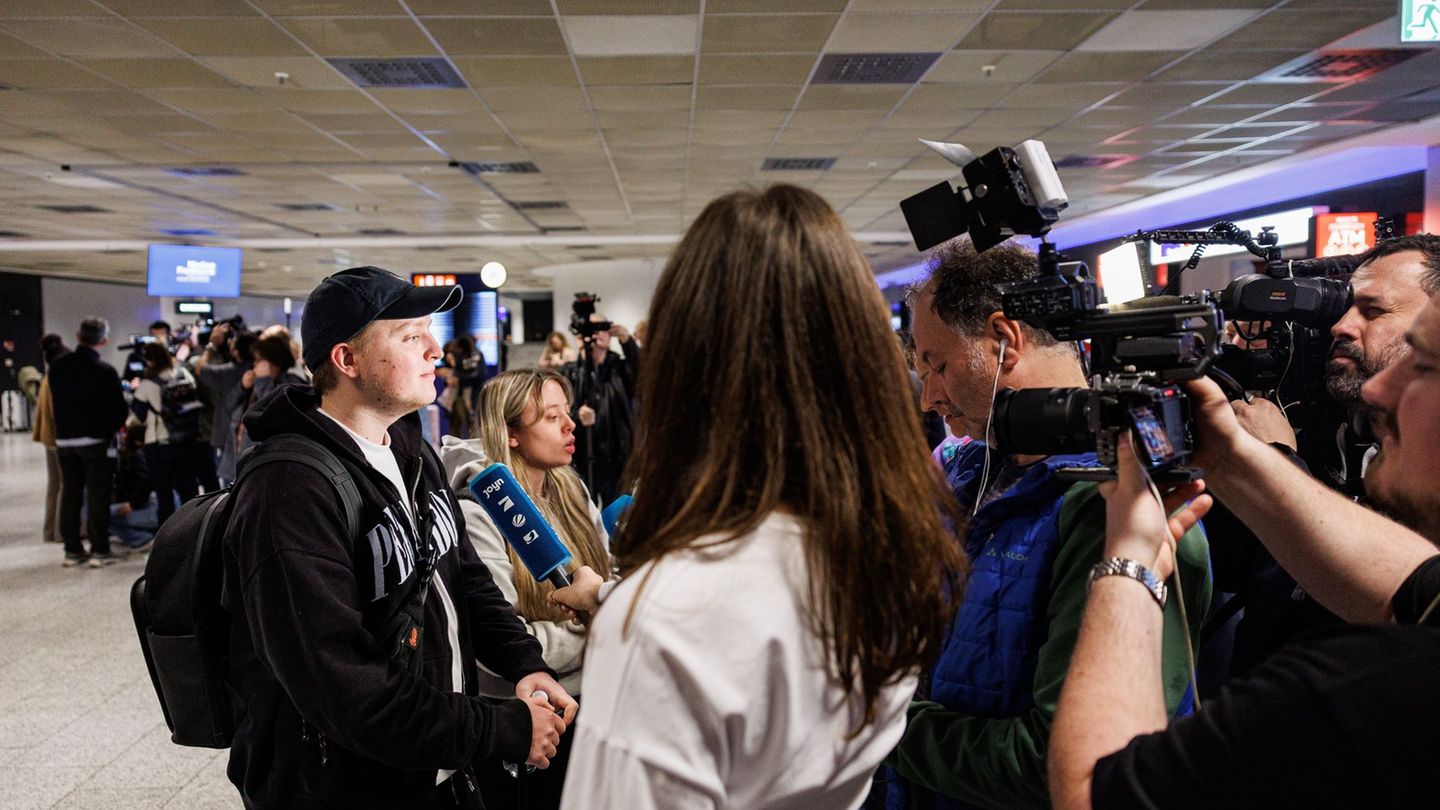 "Natürlich ist es beunruhigend, wenn man Raketen über die Köpfe fliegen sieht", sagt Carl Wagener. Foto: Hannes P. Albert/dpa
