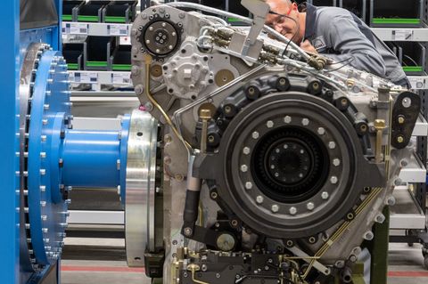 Der Panzergetriebehersteller Renk profitiert weiterhin von dem Rüstungsboom. (Archivbild) Foto: Stefan Puchner/dpa