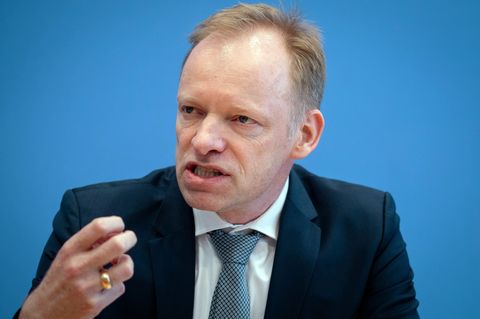 Ifo-Präsident Clemens Fuest hält wenig von einem möglichen Tankrabatt. (Archivbild) Foto: Kay Nietfeld/dpa