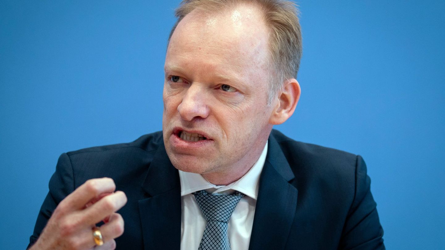 Ifo-Präsident Clemens Fuest hält wenig von einem möglichen Tankrabatt. (Archivbild) Foto: Kay Nietfeld/dpa