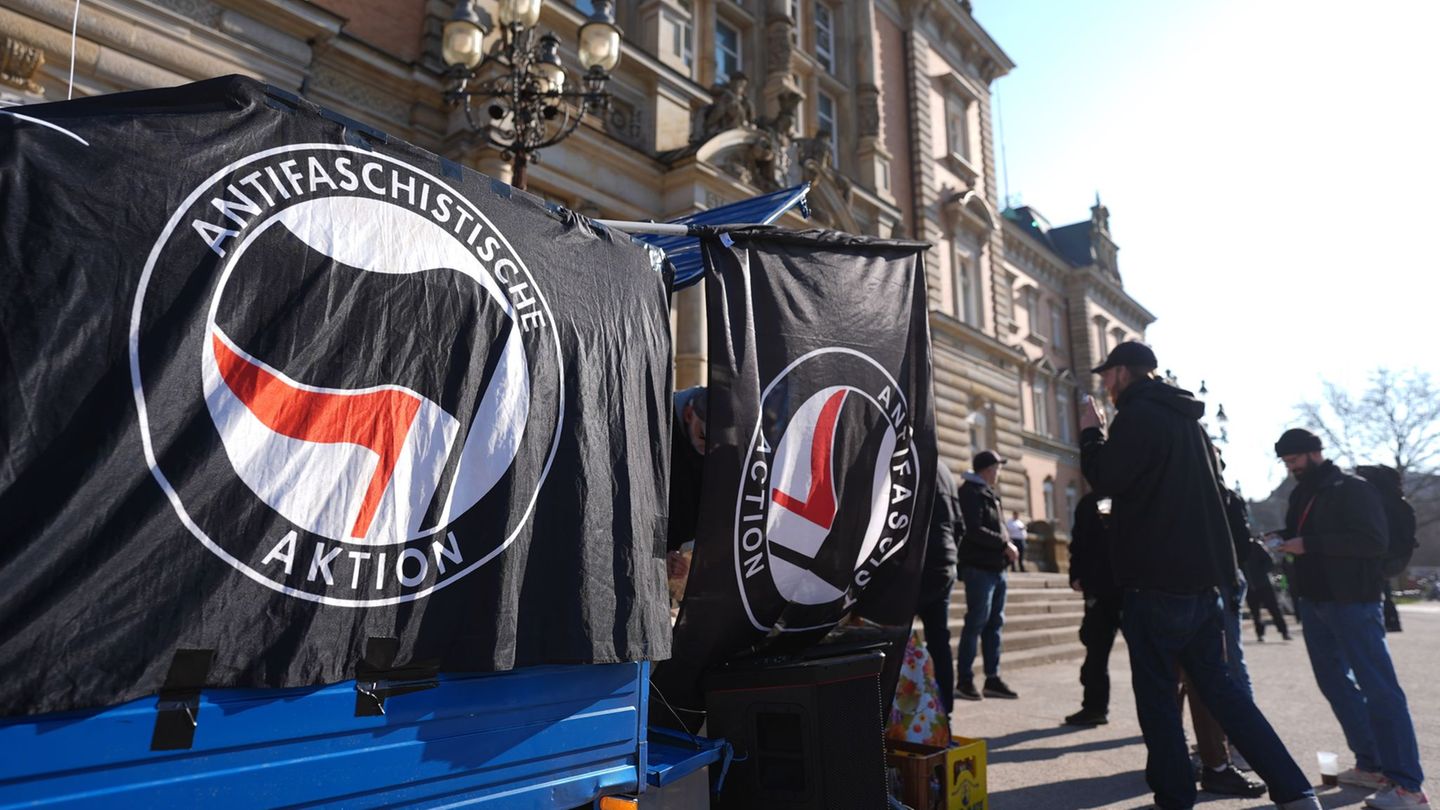 Dort, wo ansonsten auch der Block-Prozess verhandelt wird, stehen nun die mutmaßlichen Mitglieder der rechten Terrorgruppe "Letz