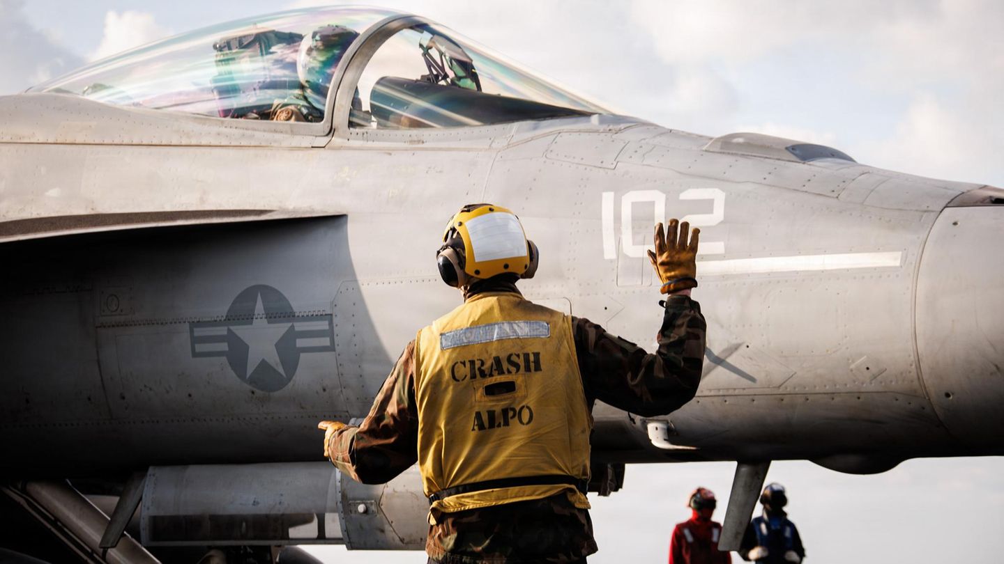 Ein „F/A-18E Super Hornet“-Kampfjet der US Navy bereitet sich auf den Start vom Flugdeck des Flugzeugträgers „USS Gerald F. Ford“ im östlichen Mittelmeer vor. Ziel und Auftrag der Kampfjet-Crew: unbekannt.