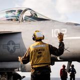 Ein „F/A-18E Super Hornet“-Kampfjet der US Navy bereitet sich auf den Start vom Flugdeck des Flugzeugträgers „USS Gerald F. Ford“ im östlichen Mittelmeer vor. Ziel und Auftrag der Kampfjet-Crew: unbekannt.