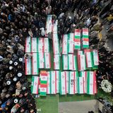 Einige der mehr als 200 iranischen Mädchen, die bei einem mutmaßlichen US-Luftschlag in einer Mädchenschule ums Leben gekommen sind, werden in Minab zu Grabe getragen.