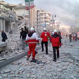 Nach dem Einschlag einer US-Rakete in einem Gebäude in Teheran suchen iranische Rettungskräfte nach möglichen Verschütteten.