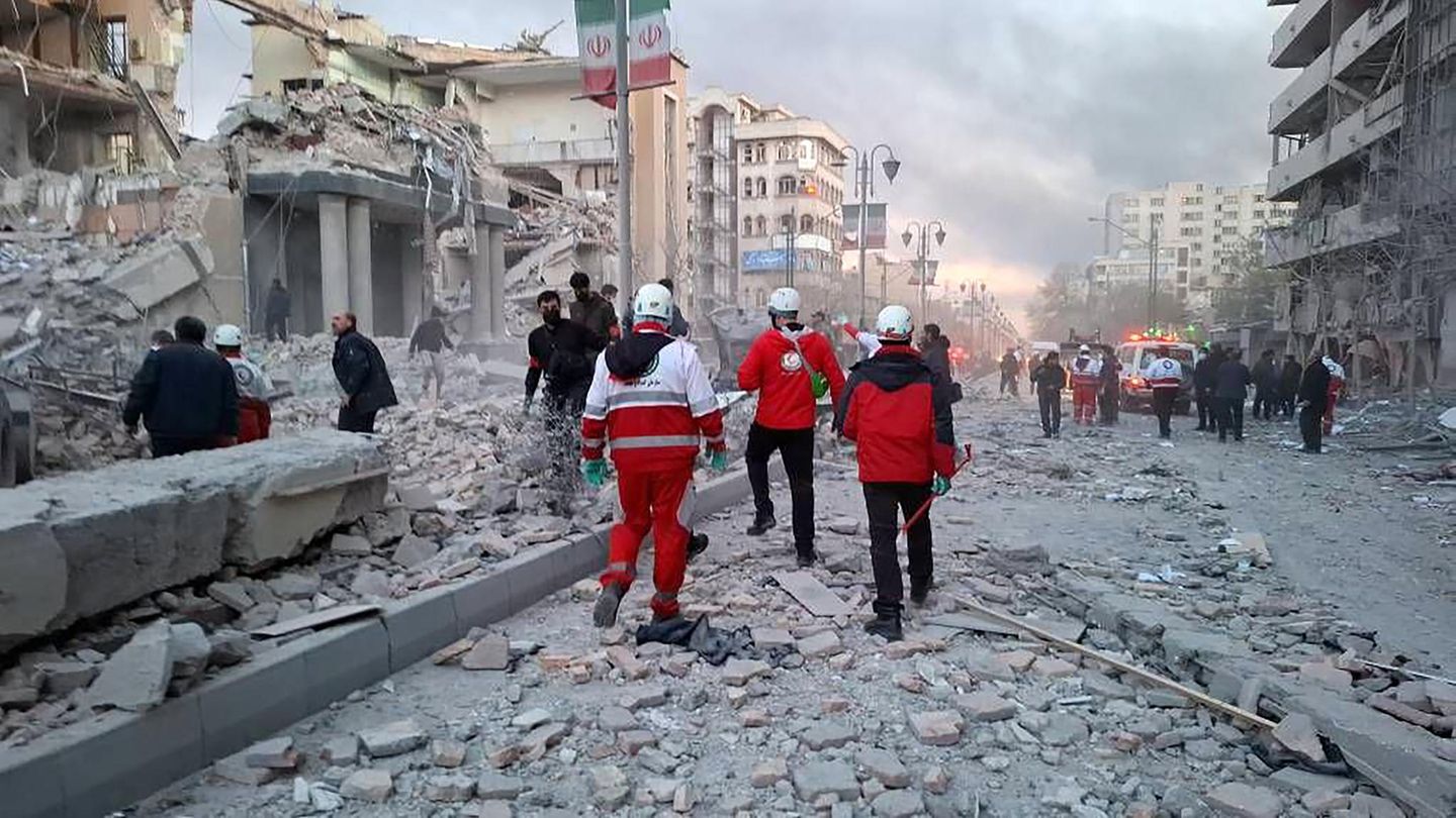 Nach dem Einschlag einer US-Rakete in einem Gebäude in Teheran suchen iranische Rettungskräfte nach möglichen Verschütteten.