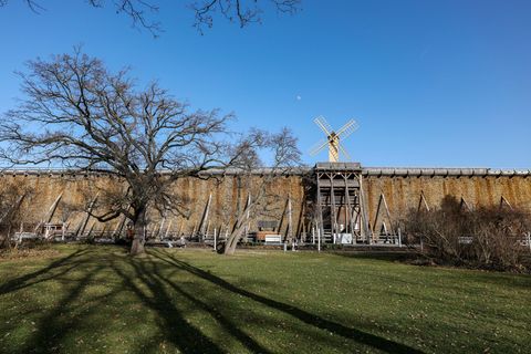 Das Gradierwerk in Schönebeck erhält Geld vom Bund. (Archivbild) Foto: Jan Woitas/dpa