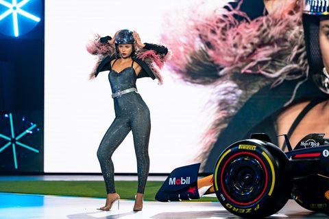 GNTM 2026: Kandidatin Lola auf dem Laufsteg