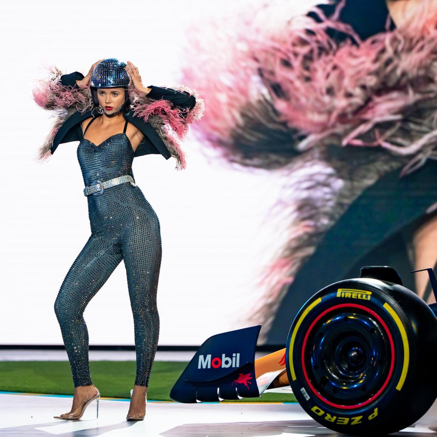 GNTM 2026: Kandidatin Lola auf dem Laufsteg