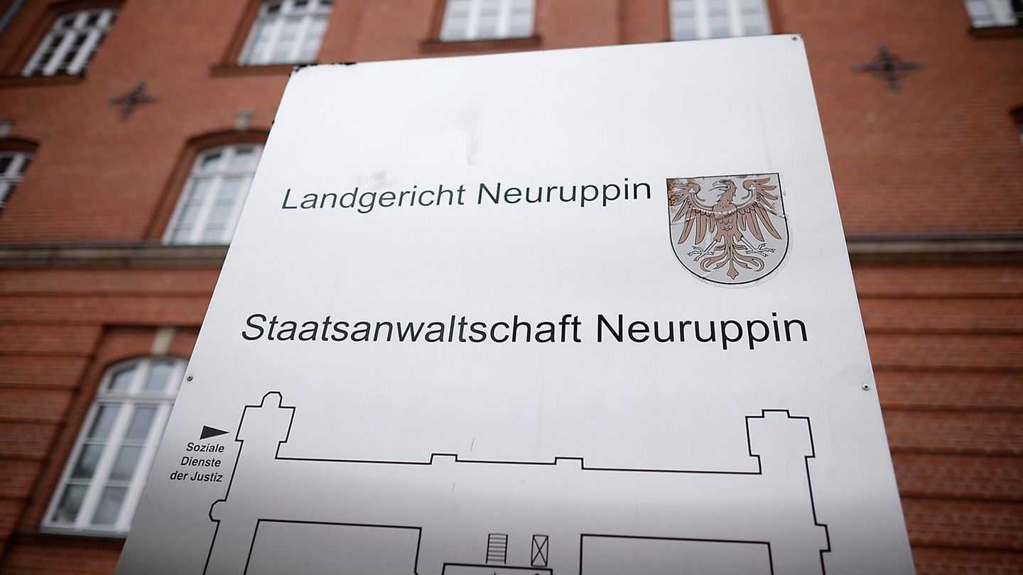 Vor dem Landgericht in Neuruppin steht ein 35-Jähriger wegen des Verdachts des illegalen Fahrzeugrennens mit Todesfolge vor Geri