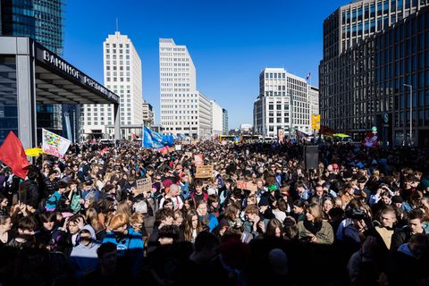 Mehrere tausend Schüler und Schülerinnen demonstrieren in Berlin gegen das neue Wehrdienstgesetz. Foto: Christoph Soeder/dpa