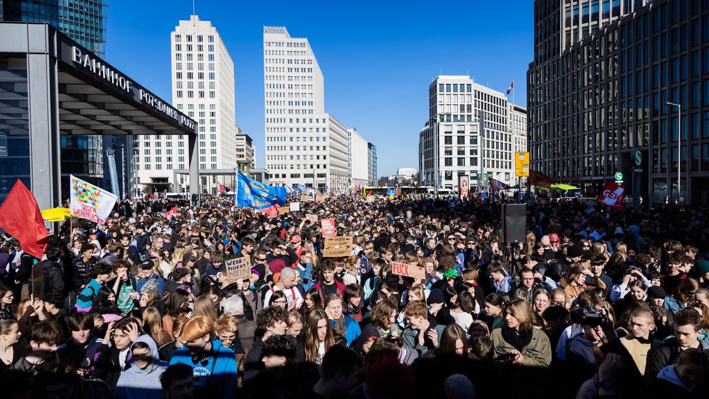 Mehrere tausend Schüler und Schülerinnen demonstrieren in Berlin gegen das neue Wehrdienstgesetz. Foto: Christoph Soeder/dpa