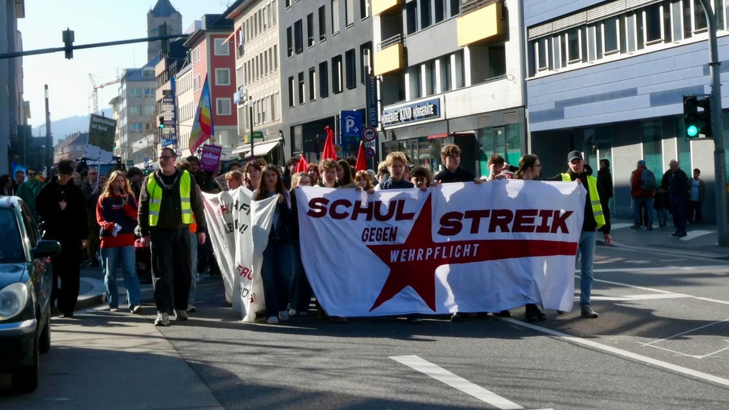 Der Demo schlossen sich auch besorgte Eltern und Großeltern an. Foto: Alina Grünky/dpa