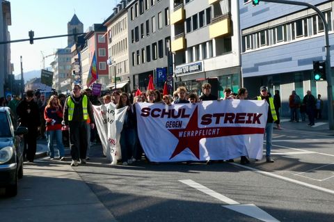 Der Demo schlossen sich auch besorgte Eltern und Großeltern an. Foto: Alina Grünky/dpa