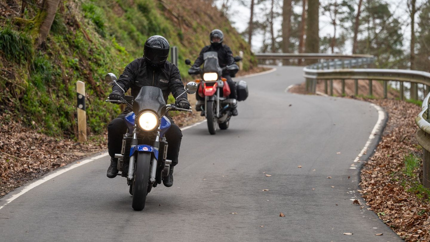 Die frühlingshaften Temperaturen locken Motorradfahrer zu den ersten Touren. (Archivfoto) Foto: Harald Tittel/dpa