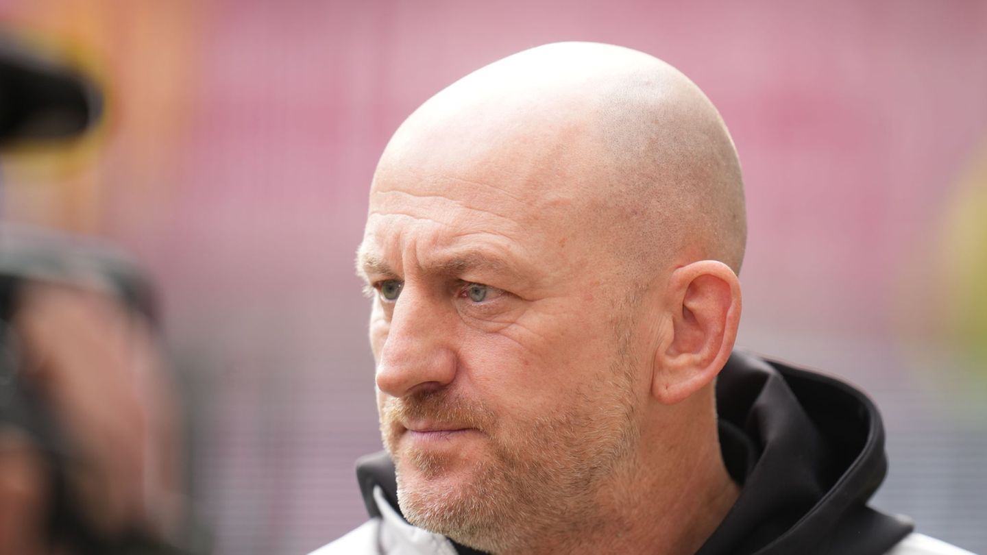 Muss das Spiel in Bochum von der Tribüne aus verfolgen: FCK-Trainer Torsten Lieberknecht. Foto: Thomas Frey/dpa