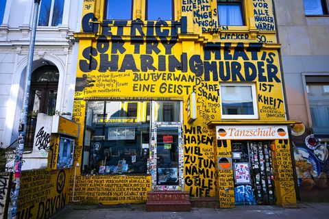 Der Buchladen "Golden Shop" in Bremen. Foto: Sina Schuldt/dpa