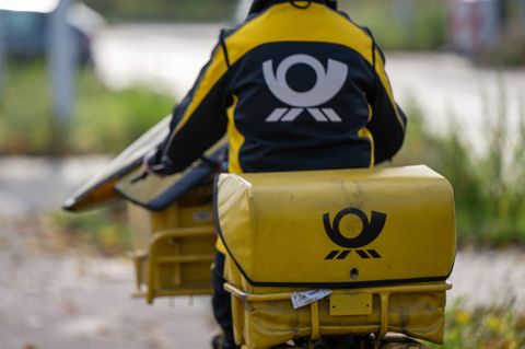 Briefe auf dem Weg zum Briefkasten - es werden immer weniger. Foto: Monika Skolimowska/dpa