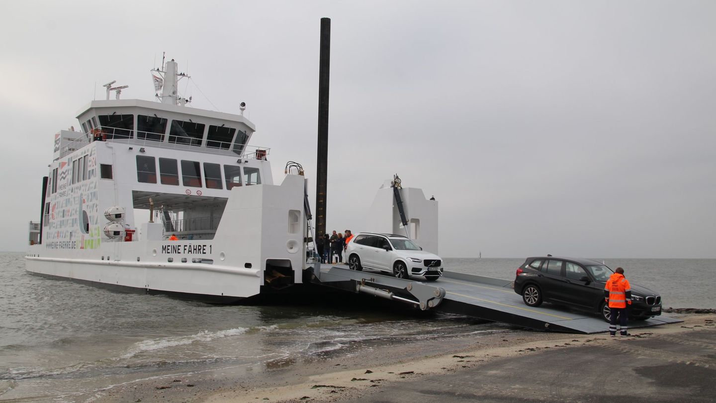 Autos fahren von dem Schiff "Meine Fähre 1" der Reederei Meine Fähre. Foto: Volker Bartels/dpa