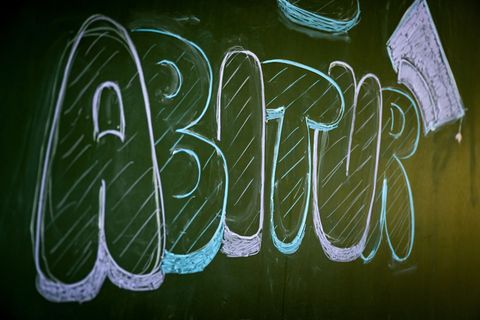 Die Zahl der Prüfungsfächer im Abitur soll bei fünf bleiben, allerdings mit einer mündlichen Prüfung mehr als bisher. (Symbolbil