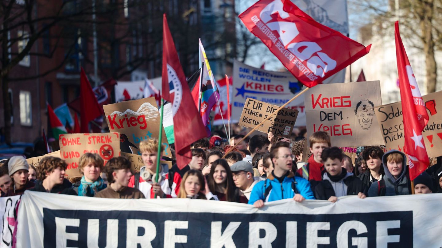 In der Landeshauptstadt Kiel gingen rund 600 Menschen auf die Straße. Foto: Frank Molter/dpa