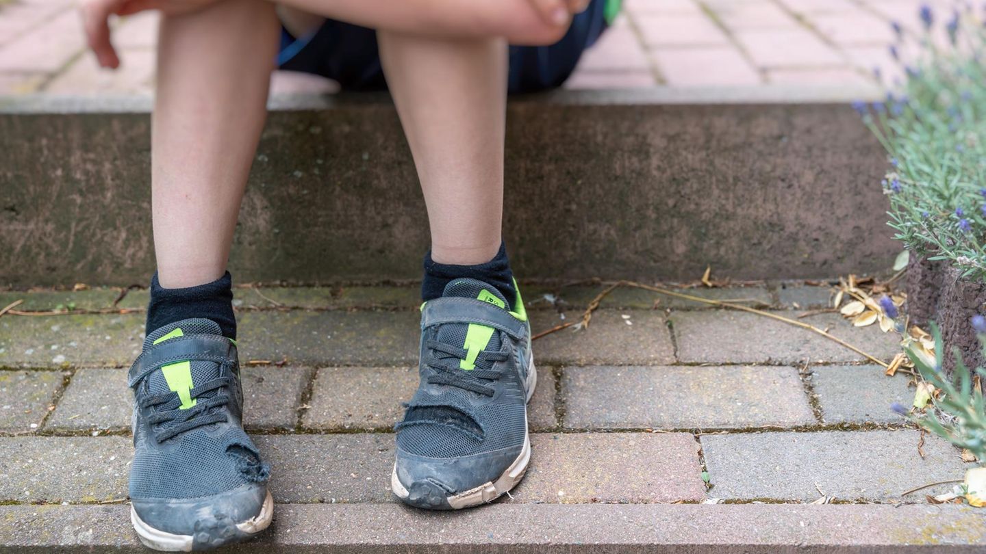 Kinderarmut: Junge mit abgelaufenen Turnschuhen