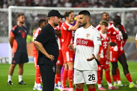 Sebastian Hoeneß (l.) hält große Stücke auf Deniz Undav. (Archivbild) Foto: Tom Weller/dpa