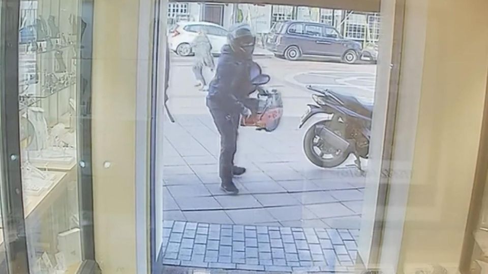Räuber überfallen Juweliergeschäft – mit einer Kettensäge