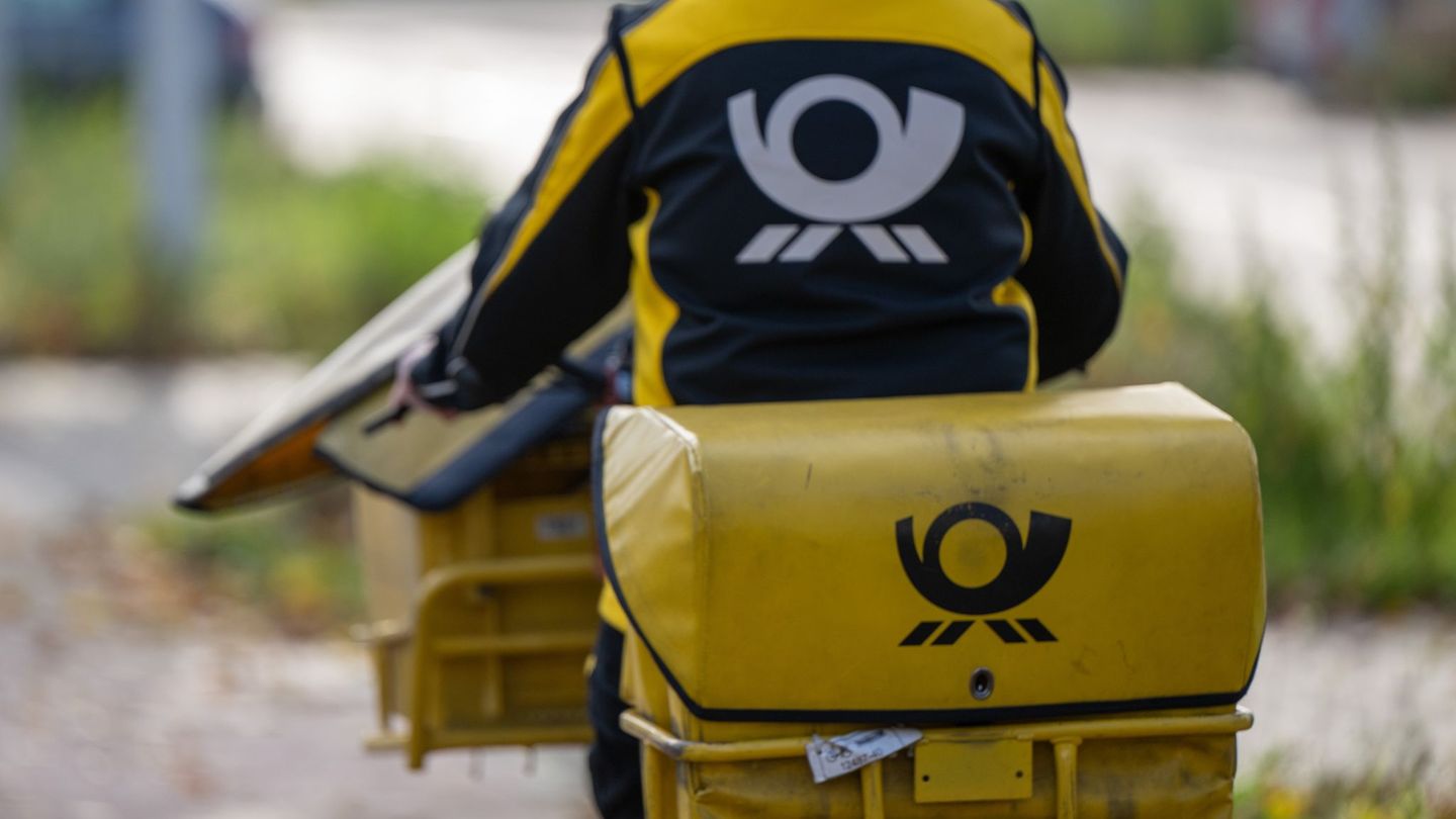 Briefe auf dem Weg zum Briefkasten - es werden immer weniger. Foto: Monika Skolimowska/dpa