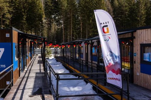 Das olympische Dorf in Cortina. Foto: Philipp von Ditfurth/dpa