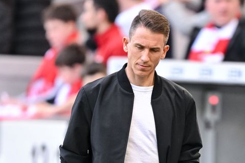 Wolfsburgs Trainer Daniel Bauer muss mit dem VfL gegen den HSV gewinnen. (Archivbild) Foto: Harry Langer/dpa