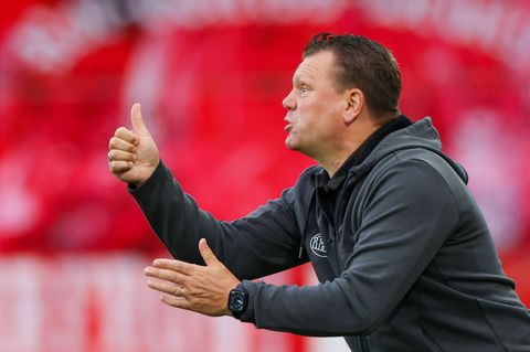 Essens Trainer Uwe Koschinat konnte sich über den 1:0-Sieg kaum freuen (Archivbild). Foto: Christoph Reichwein/dpa