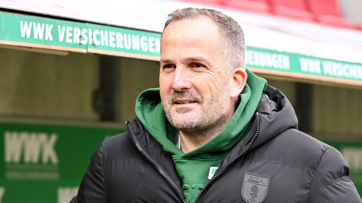 Trainer Manuel Baum will sich mit seinem FC Augsburg in Leipzig für das 0:6 der Hinrunde revanchieren. (Archivbild) Foto: Harry