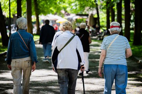 Seniorinnen und Senioren erhalten höhere Bezüge. (Symbolbild) Foto: Christoph Soeder/dpa
