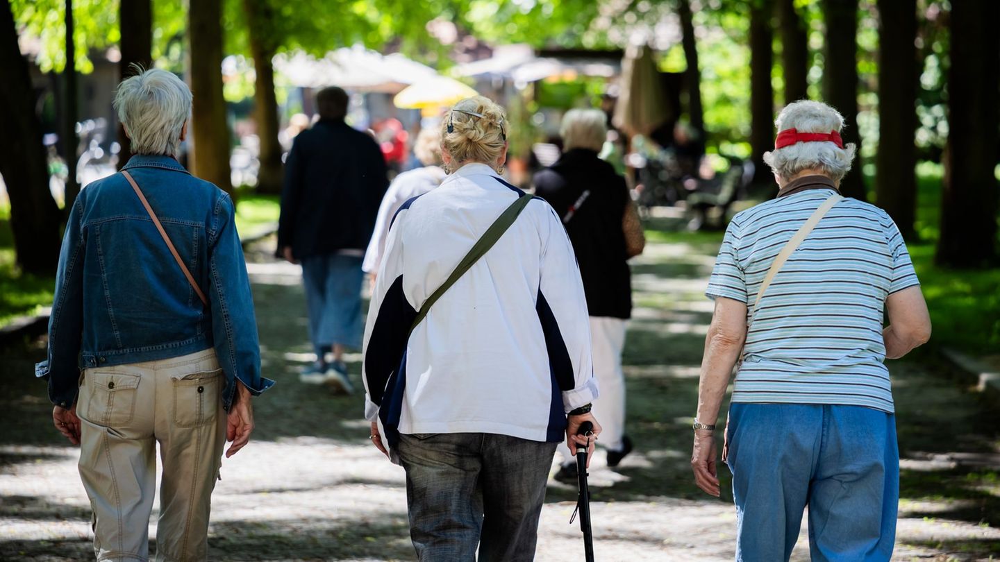 Seniorinnen und Senioren erhalten höhere Bezüge. (Symbolbild) Foto: Christoph Soeder/dpa